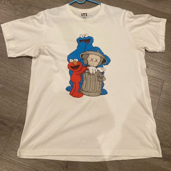 Kaws Uniqlo Sesame Street Companion Trash Can Elmo Cookie Monster T-Shirt Large - Picture 1 of 6